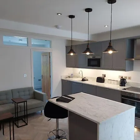 Jester Court - 2 Bed In The Centre Of Village - Free Off-site Health Club Access With Pool, Sauna, Steam & Gym Lejlighed *