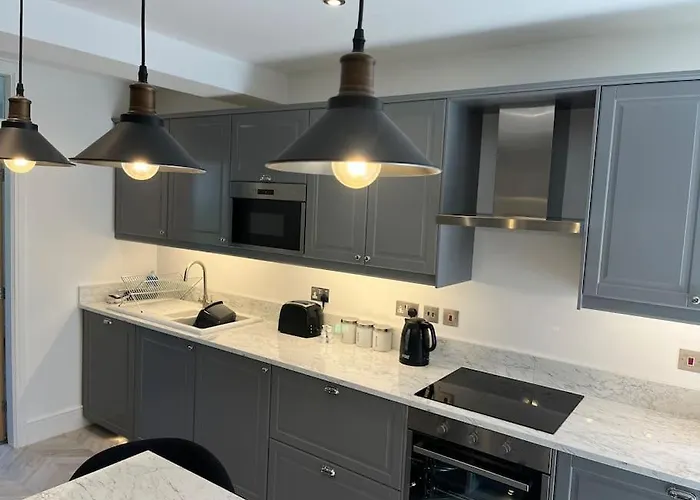 Jester Court - 2 Bed In The Centre Of Village - Free Off-site Health Club Access With Pool, Sauna, Steam & Gym Lejlighed