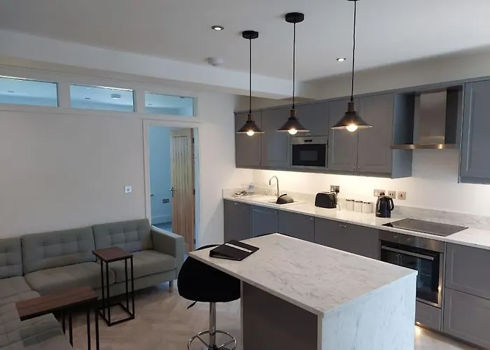 Jester Court - 2 Bed In The Centre Of Village - Free Off-site Health Club Access With Pool, Sauna, Steam & Gym Lejlighed *