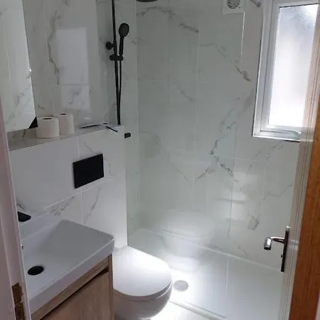 Jester Court - 2 Bed In The Centre Of Village - Free Off-site Health Club Access With Pool, Sauna, Steam & Gym דירה ווינדרמר