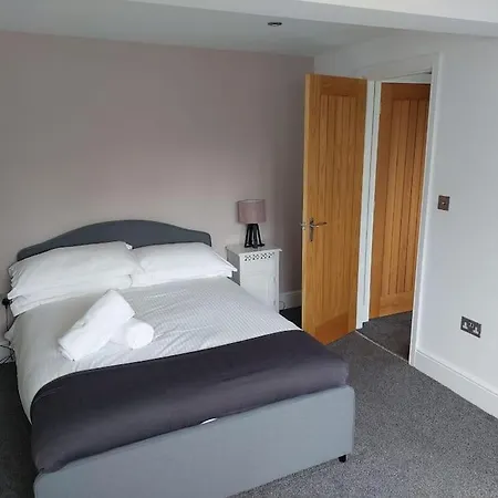 Jester Court - 2 Bed In The Centre Of Village - Free Off-site Health Club Access With Pool, Sauna, Steam & Gym